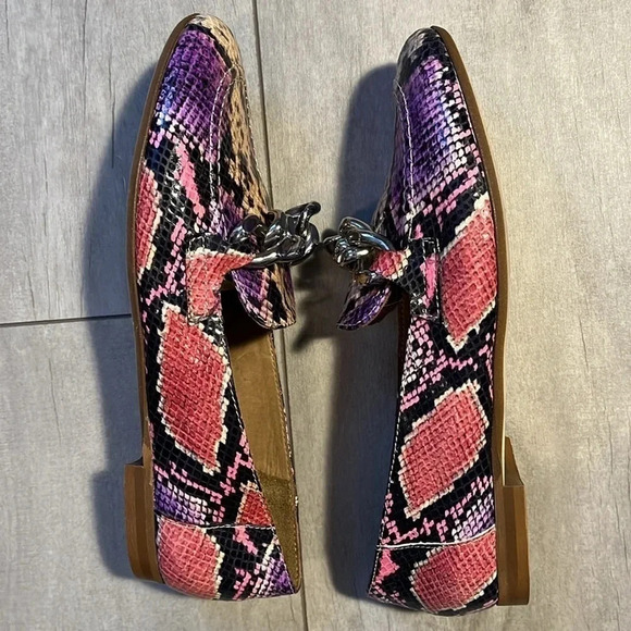 DONALD  J PLINER NWOT Leather Snake Print Loafer Shoe Chain Detail, Size 7.5 - Picture 8 of 9